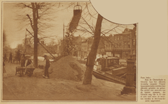 873030 Afbeelding van het lossen van zand op de Oosterkade te Utrecht, met rechts een van de laatste openbare ...